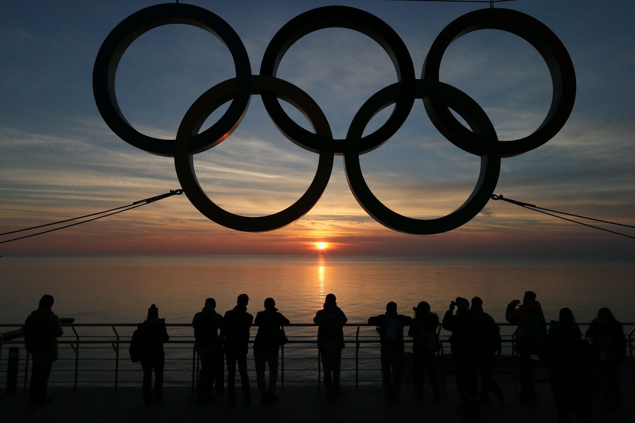 Олимпийские кольца на набережной Адлеровского района Сочи