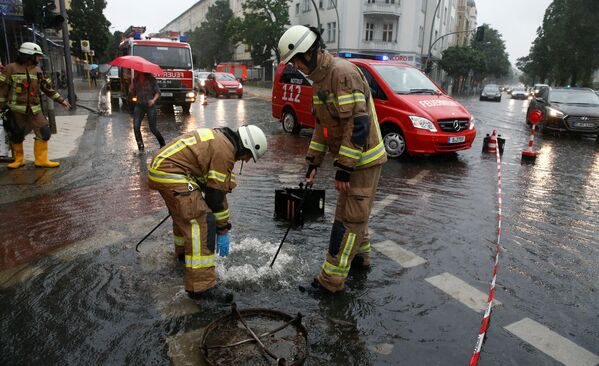 Сотрудники пожарной инспекции работают на затопленной улице в Берлине