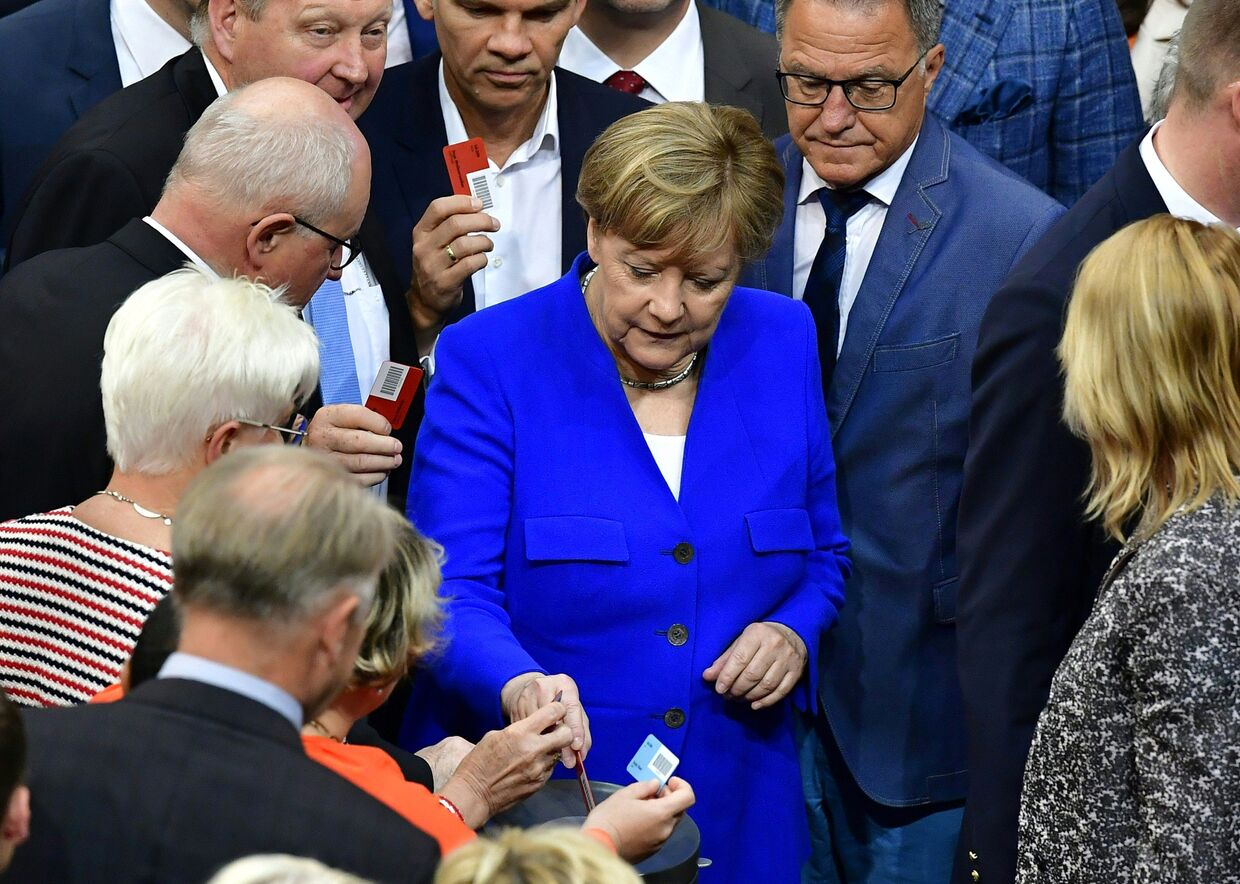 Канцлер Германии Ангела Меркель во время голосования по вопросу принятия закона об однополых браках в Бундестаге