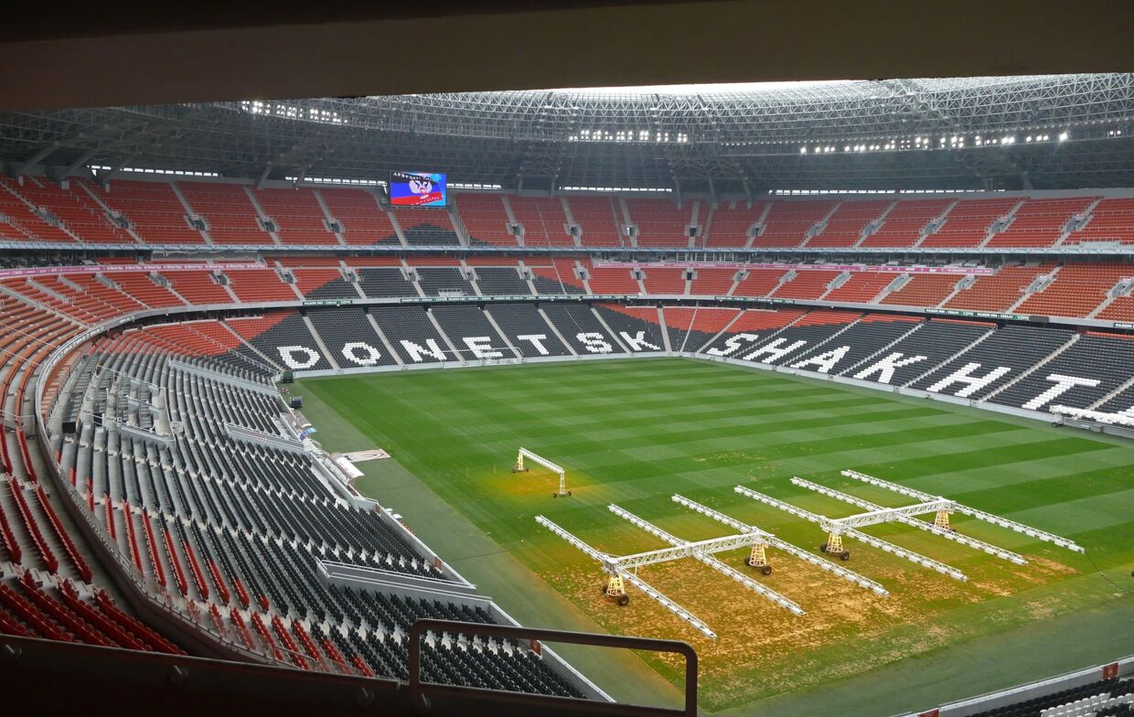 Футбольное поле и места для зрителей стадиона «Донбасс-Арена» в Донецке