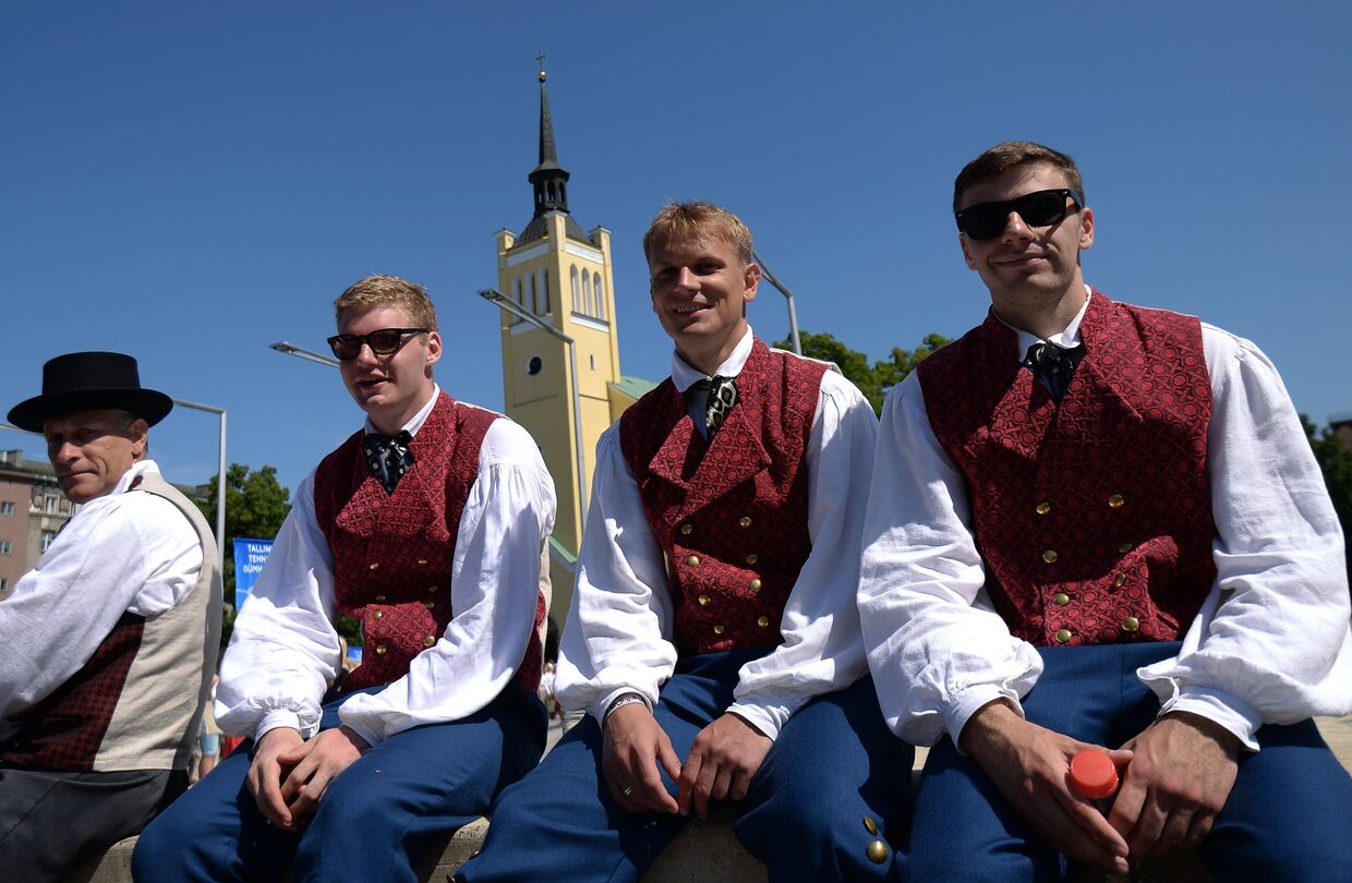 Молодые люди в национальных костюмах в Таллине