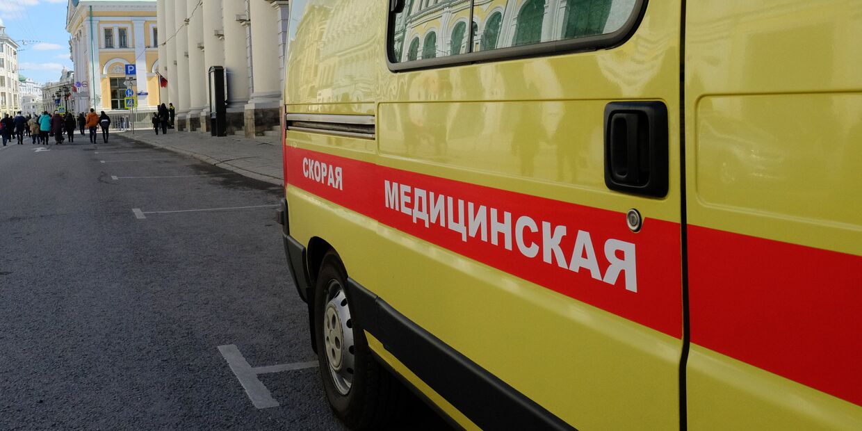 Автомобиль скорой помощи на улице Москвы