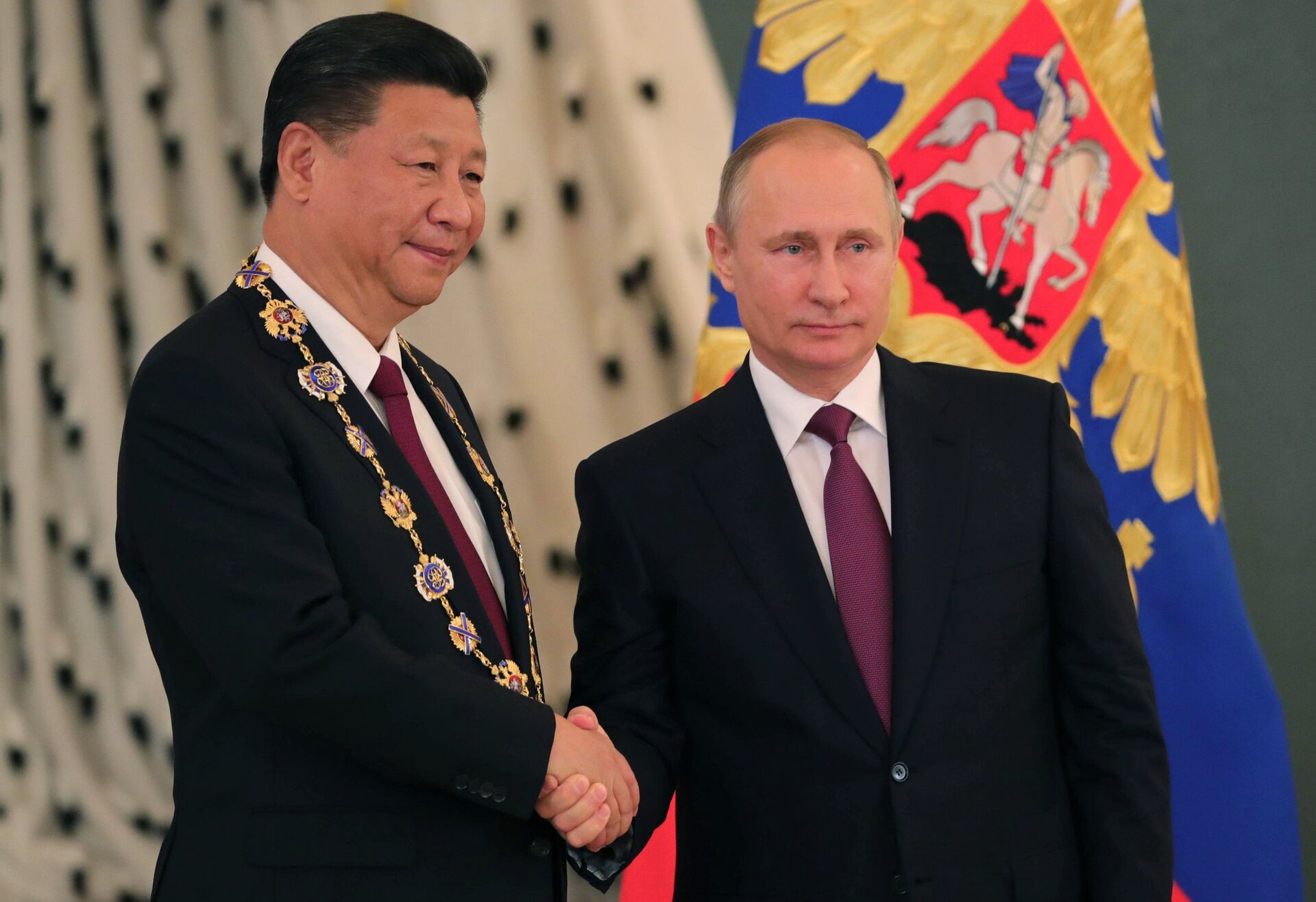 Президент РФ Владимир Путин и председатель Китайской Народной Республики Си Цзиньпин во время встречи. 4 июля 2017 - ИноСМИ, 1920, 05.04.2021