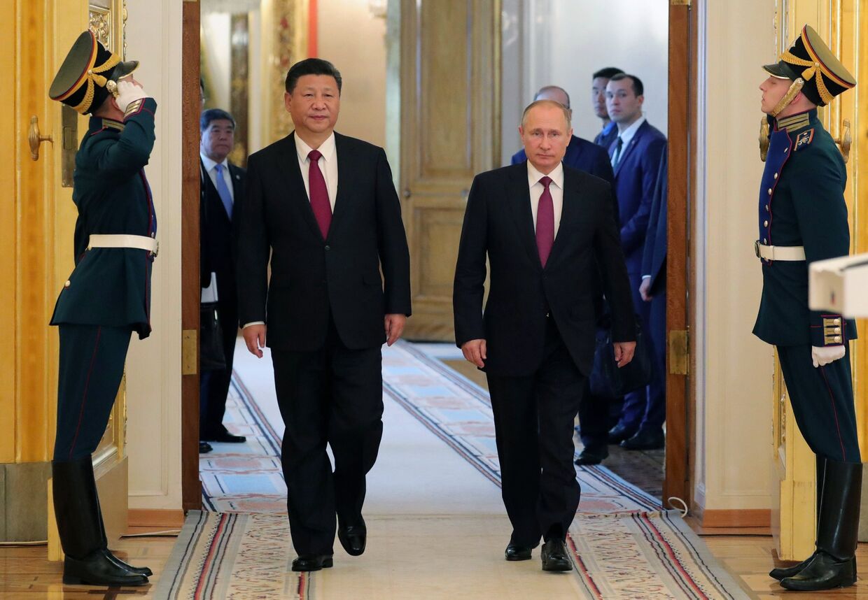 Президент РФ Владимир Путин и председатель Китайской Народной Республики Си Цзиньпин во время встречи. 4 июля 2017