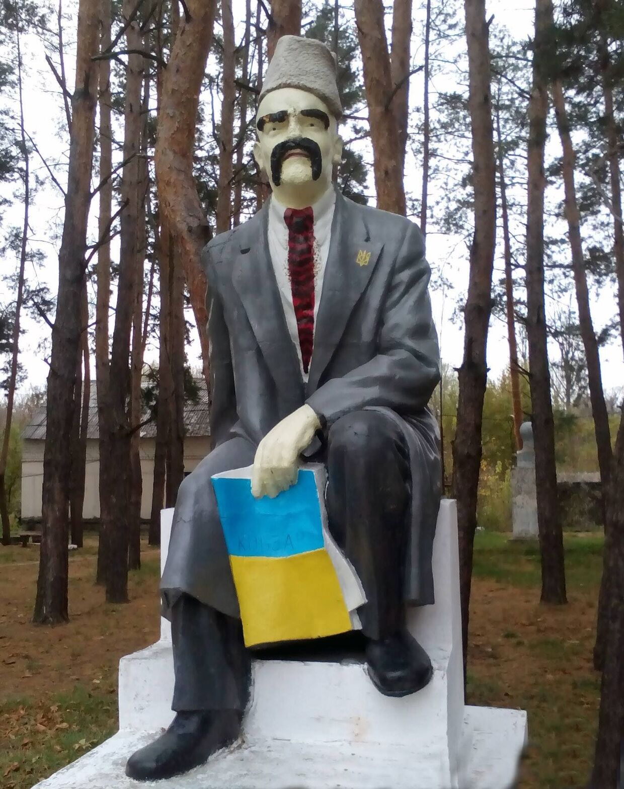 Памятник Ленину превратили в памятник Тарасу Шевченко в Луганской области