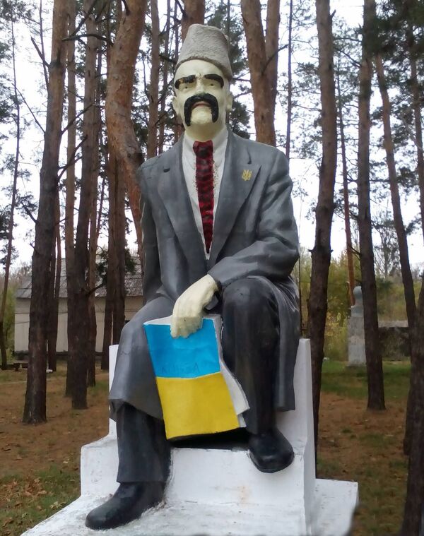 Памятник Ленину превратили в памятник Тарасу Шевченко в Луганской области Памятник Ленину превратили в памятник Тарасу Шевченко в Луганской области