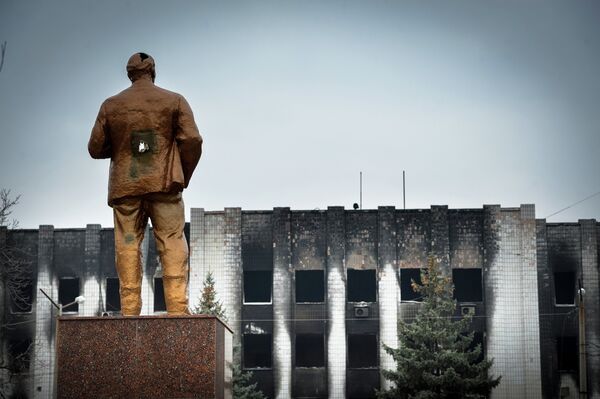 Памятник В.И. Ленину у здания городского совета в Шахтерске Памятник В.И. Ленину у здания городского совета в Шахтерске