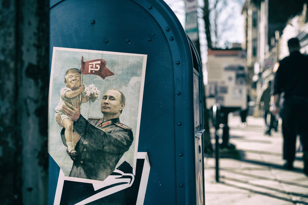 Постер с Путиным и Трампом на улице Вашингтона