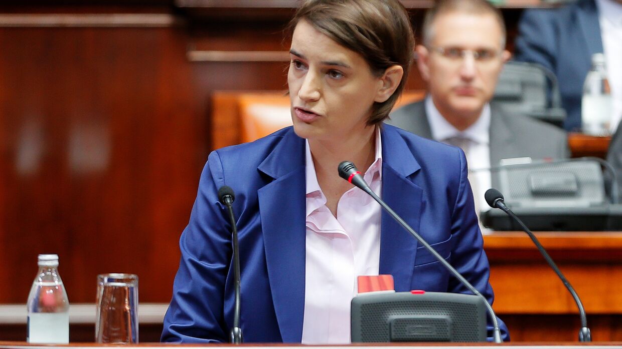 Премьер-министром Сербии Ана Брнабич выступает во время заседания в парламенте в Белграде 