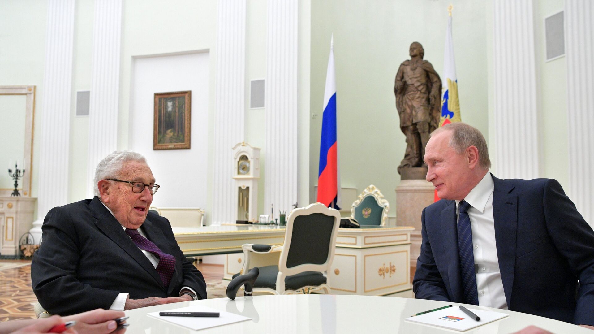 Бывший госсекретарь США Генри Киссинджер и президент РФ Владимир Путин во время встречи в Кремле. 29 июня 2017 - ИноСМИ, 1920, 24.05.2022