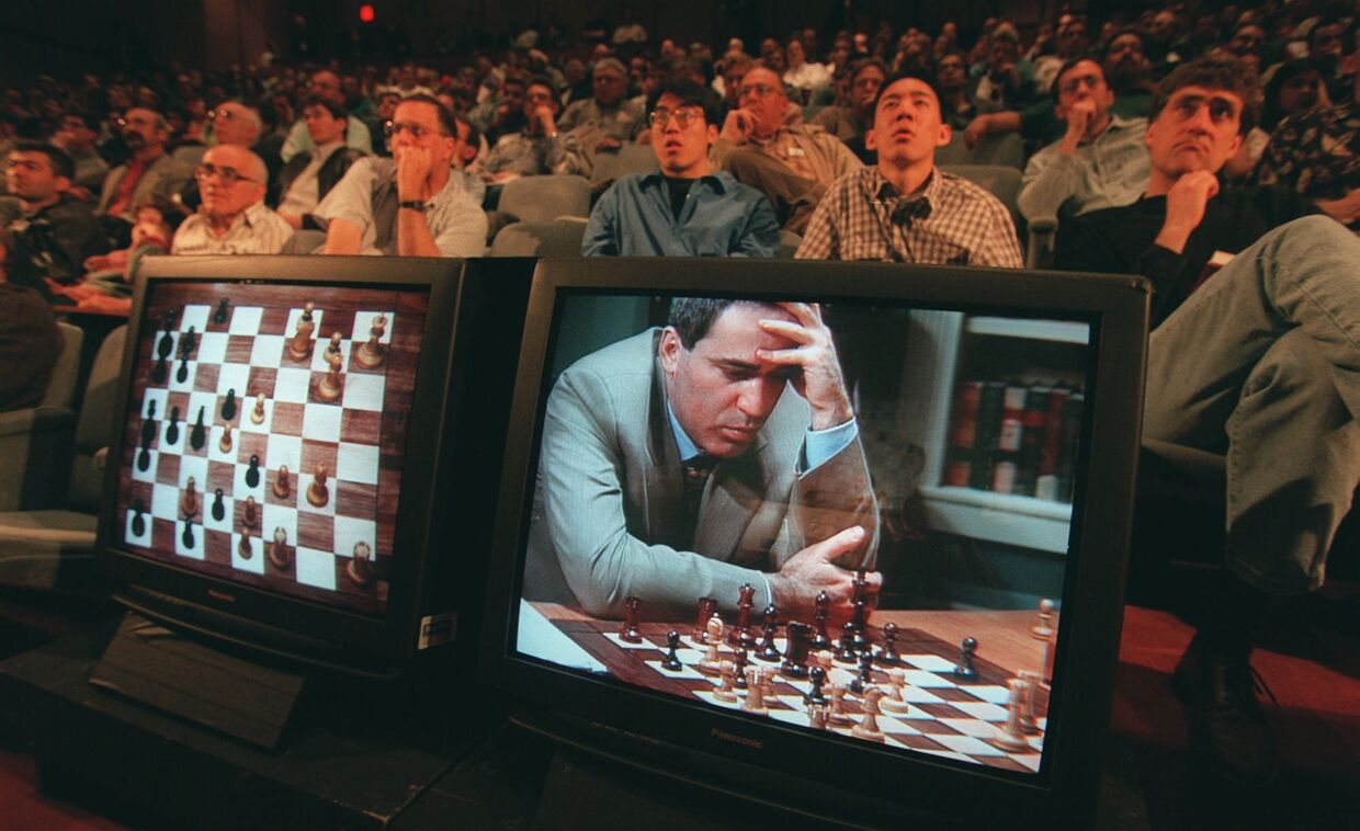 Гарри Каспаров во время игры против компьютера IBM Deep Blue в Нью-Йорке. 4 мая 1997 года