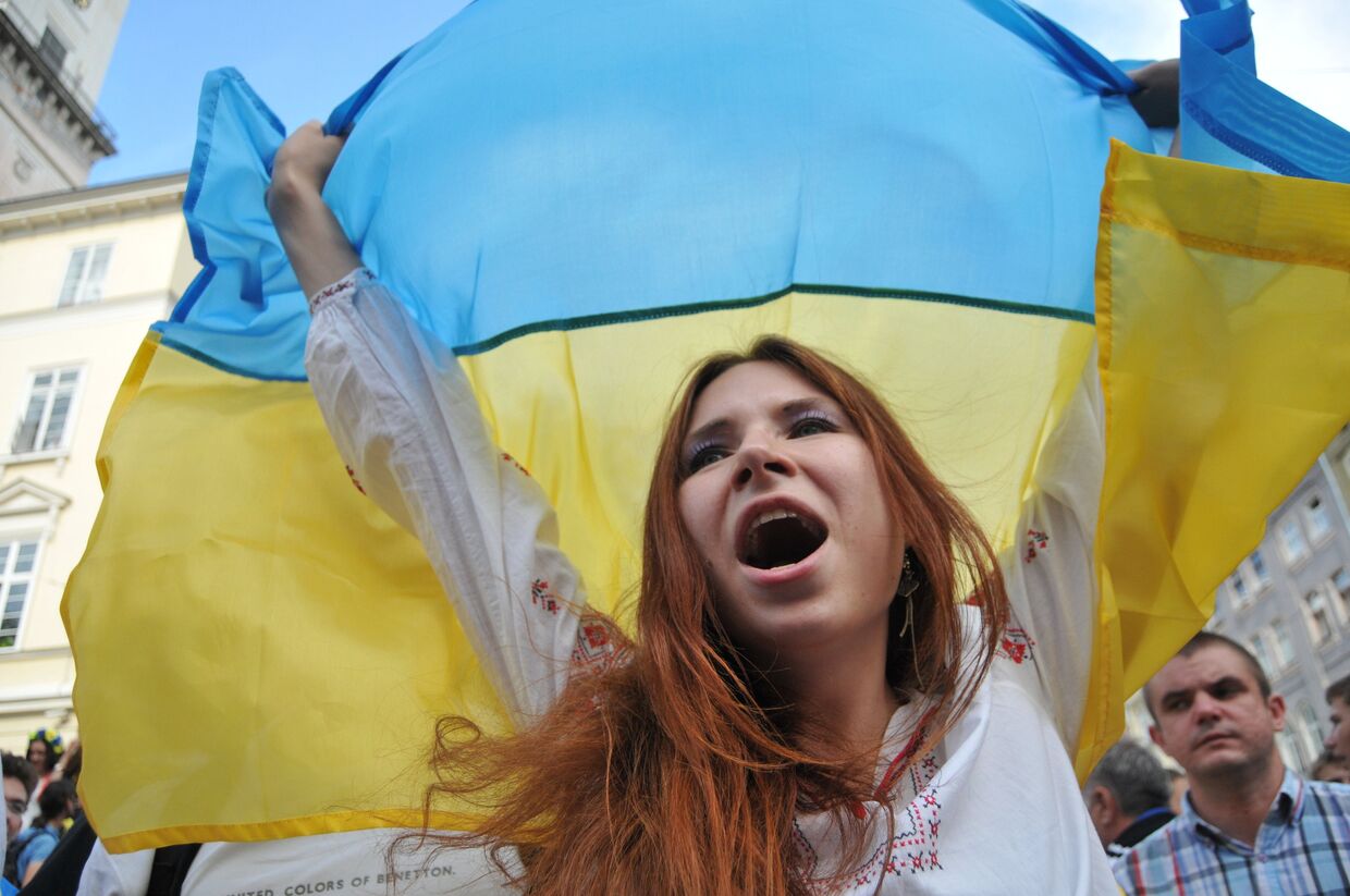 Девушка в вышиванке с флагом Украины