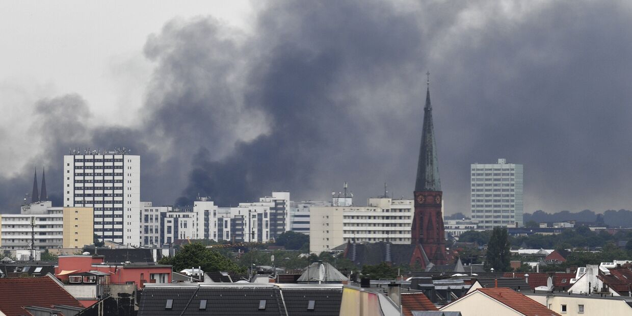 Дым над Гамбургом во время проведения саммита G20. 7 июля 2017