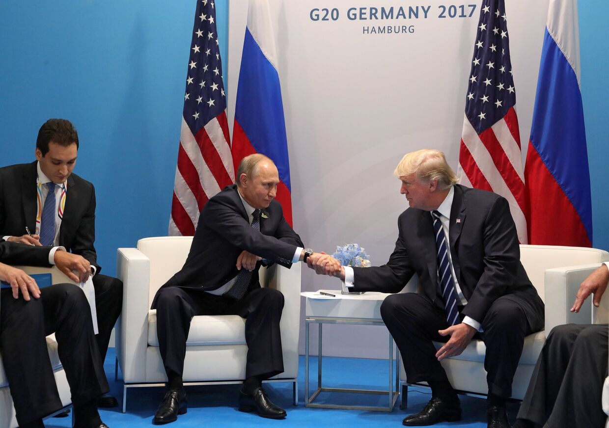 Президент РФ Владимир Путин и президент США Дональд Трамп во время встречи на полях саммита лидеров Группы двадцати G20 в Гамбурге. 7 июля 2017