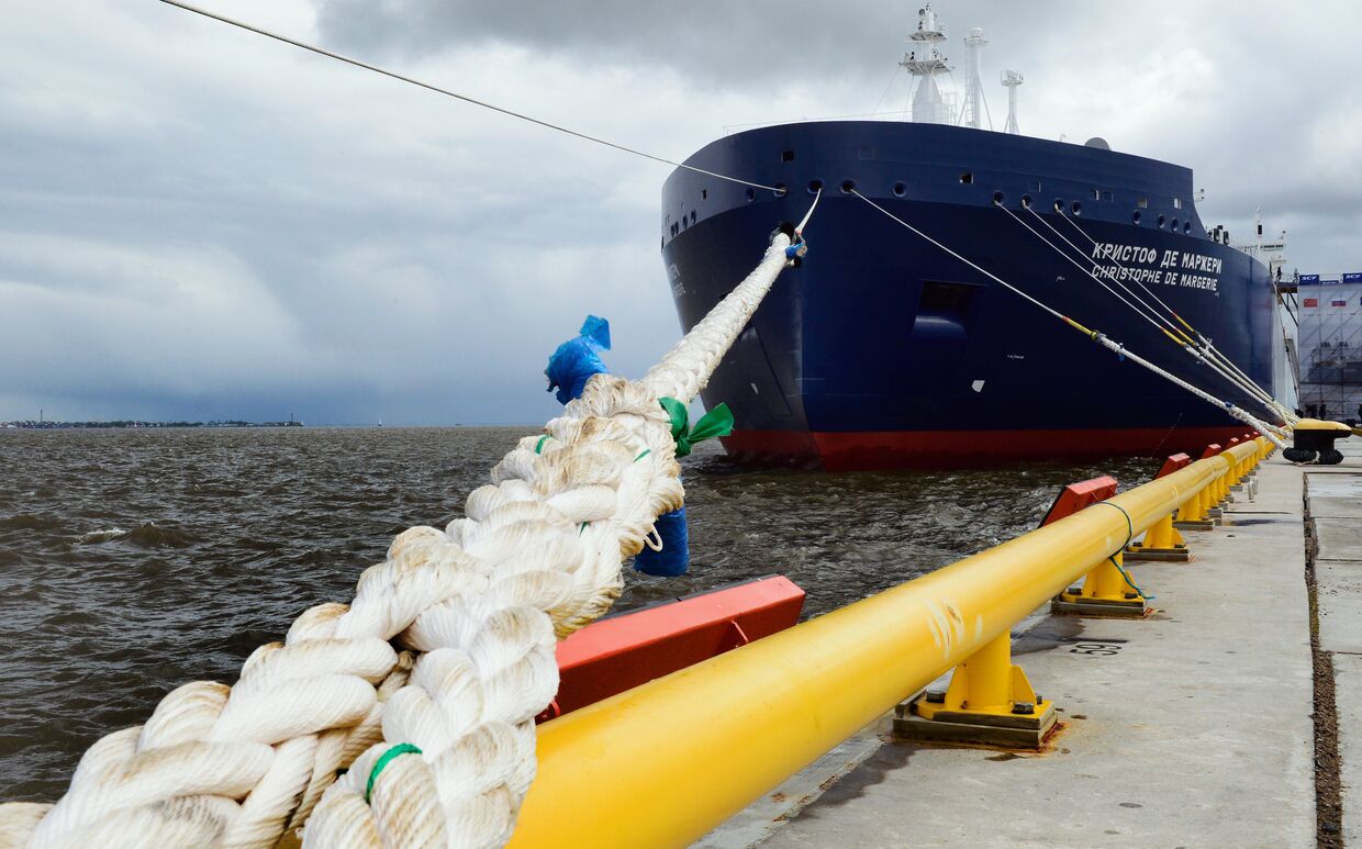 Новый российский Арктический танкер для сжиженного природного газа в Санкт-Петербурге