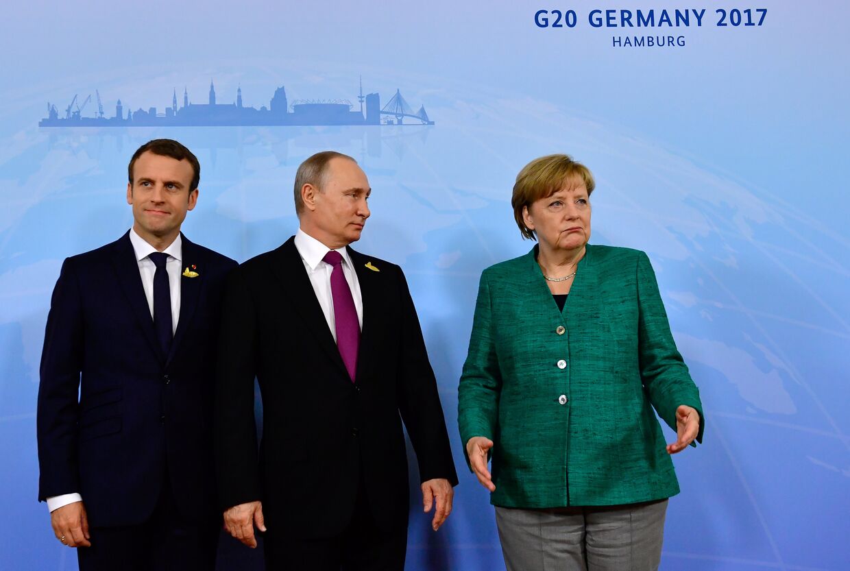 Канцлер Германии Ангела Меркель, президент России Владимир Путин и президент Франции Эммануэль Макрон во время саммита лидеров G20 в Гамбурге