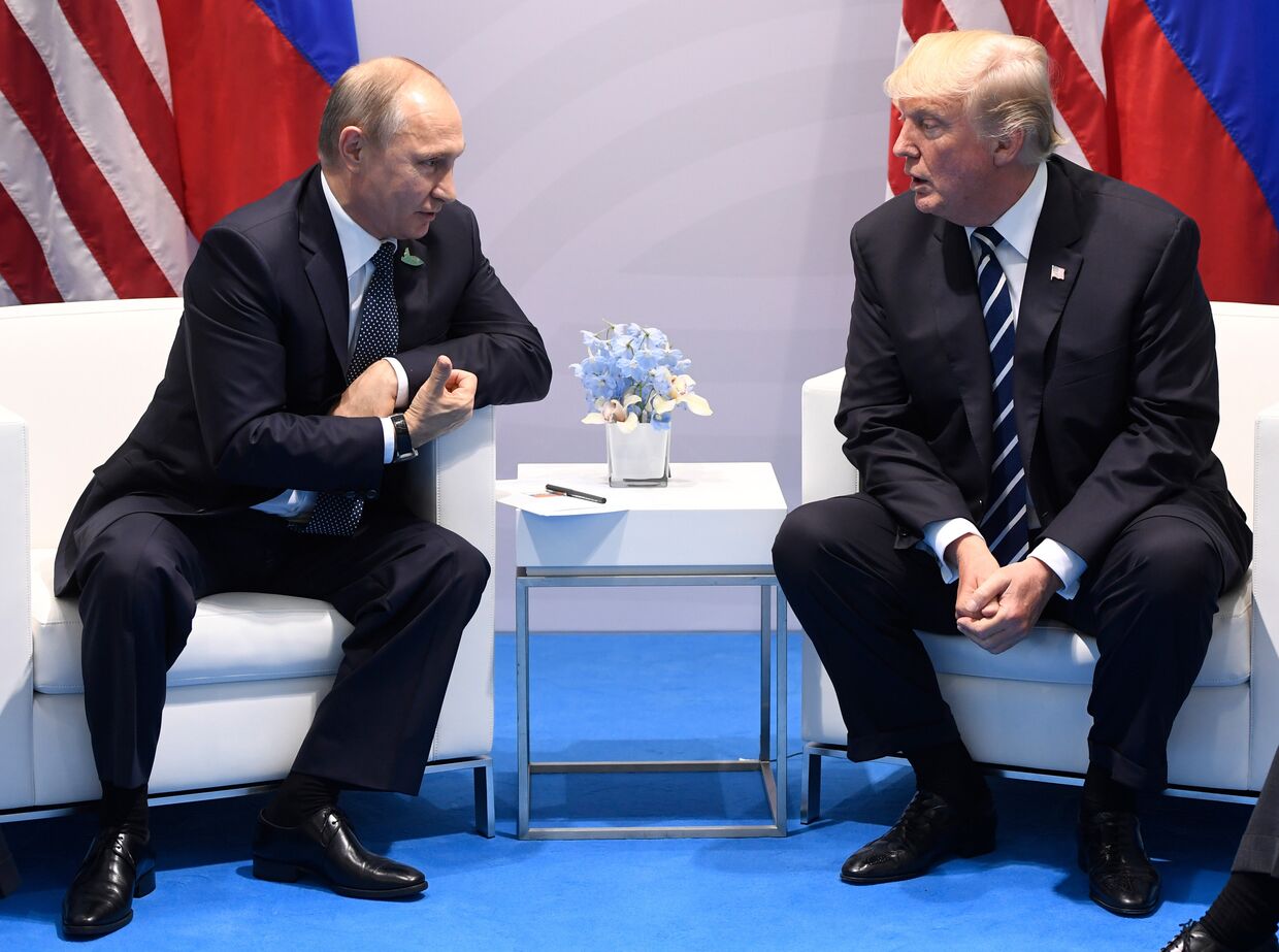 Президент России Владимир Путин и президент США Дональд Трамп во время встречи на саммите G20 в Гамбурге. 7 июля 2017
