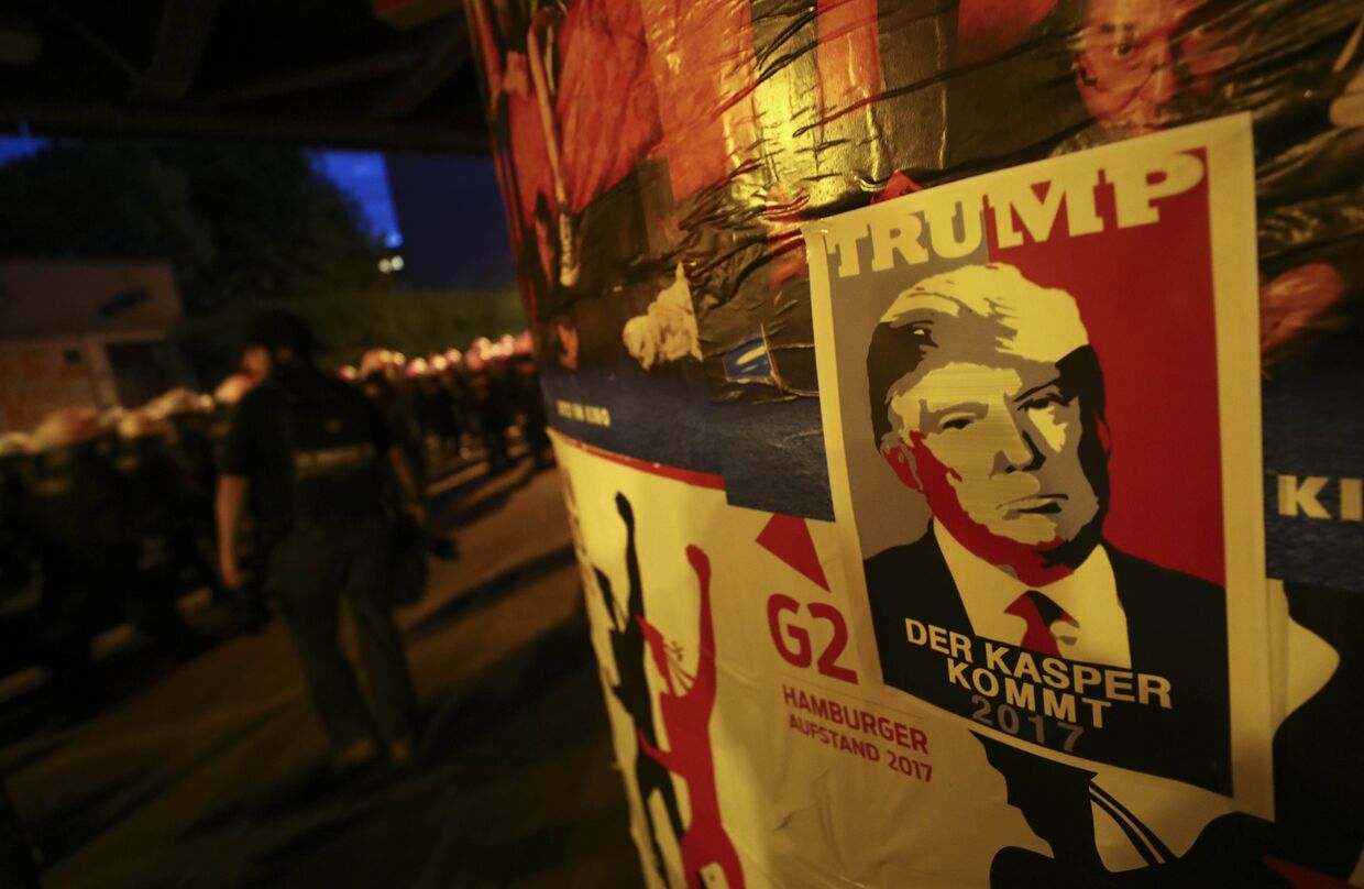 Плакат с изображением президента США Дональда Трампа во время саммита G-20 в Гамбурге