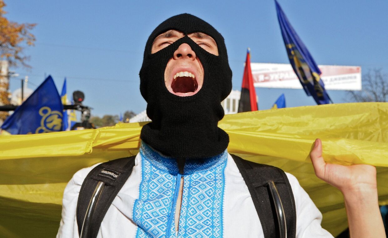 Участник марша по случаю годовщины образования Украинской повстанческой армии в Киеве