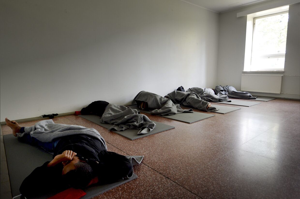 Мигранты спят в центре для беженцев в Лахти, Финляндия