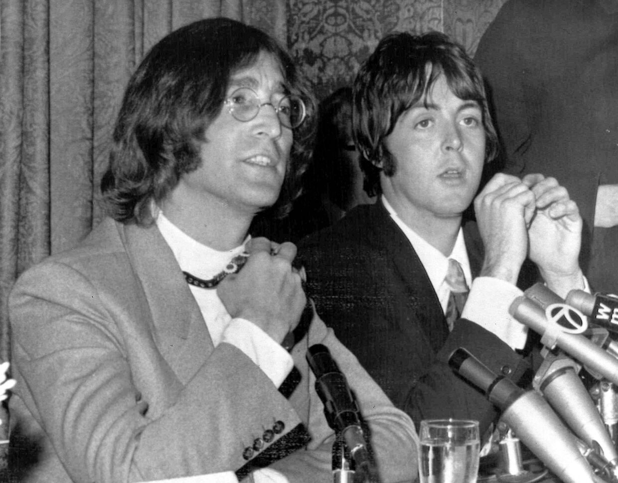Участники британской поп-группы The Beatles Джон Леннон и Пол Маккартни