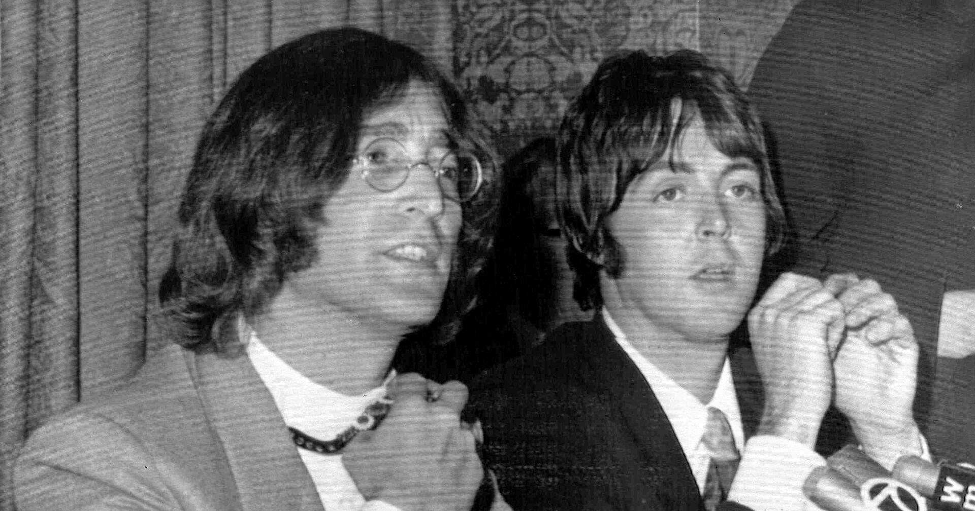 Участники британской поп-группы The Beatles Джон Леннон и Пол Маккартни - ИноСМИ, 1920, 11.12.2020