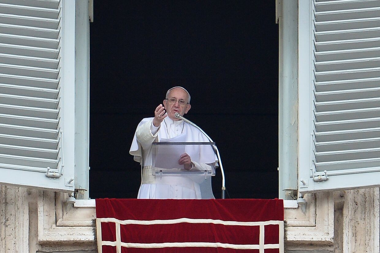 Папа Римский Франциск обращается к верующим во время воскресной молитвы в Ватикане, 7 февраля 2016