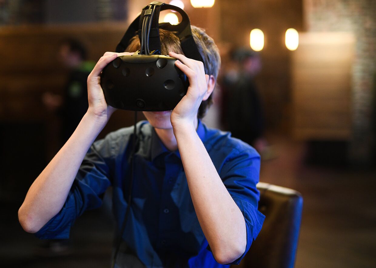 Молодой человек в очках виртуальной реальности. Архивное фото