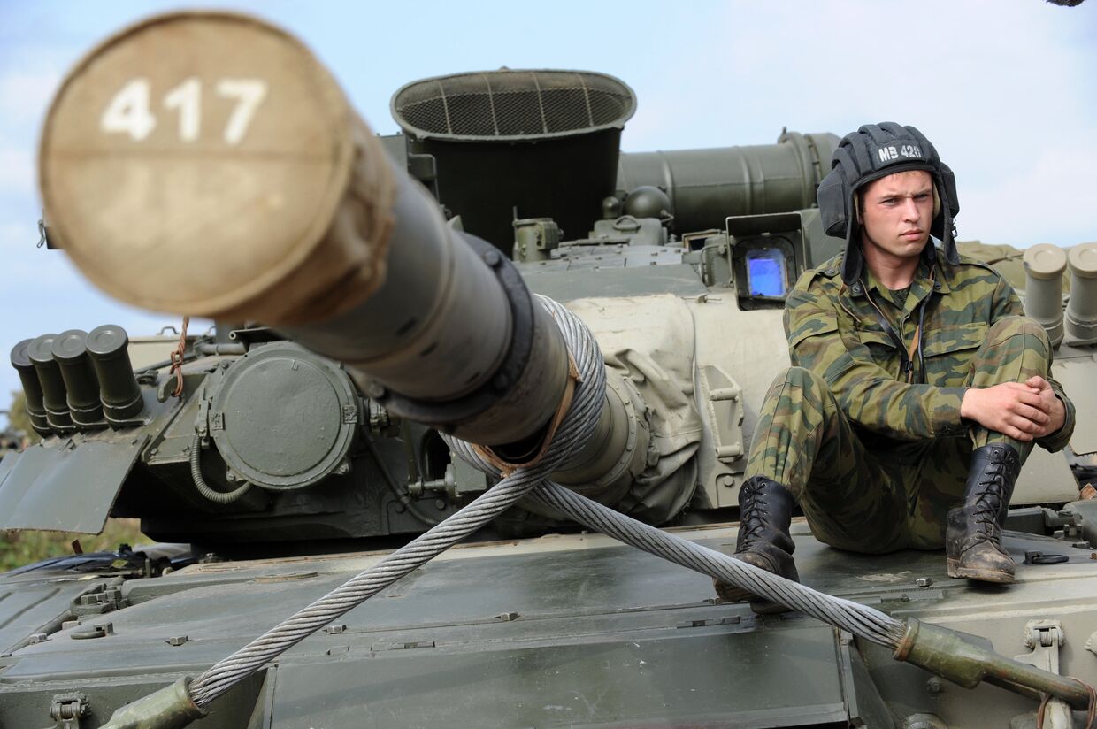 Танк Т-80 на железно-дорожной платформе воинского эшелона, отправляющегося из Наро-Фоминска в район оперативно-стратегического учения Запад-2009