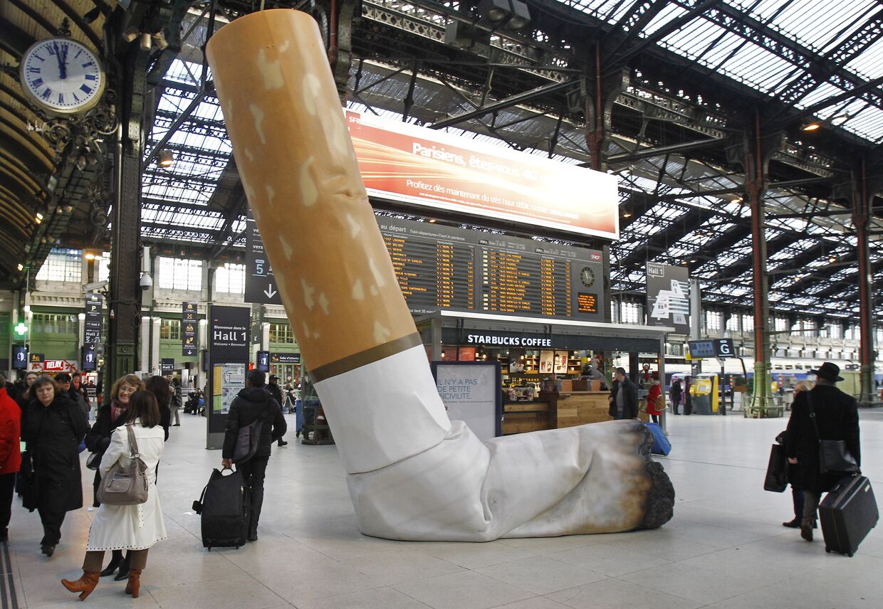 Макет сигареты на Лионском вокзале в Париже