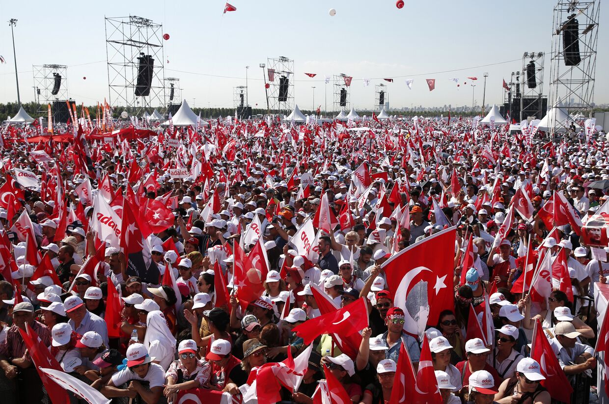 Многотысячный митинг, завершив 25-дневный Марш справедливости в Турции. 9 июля 2017