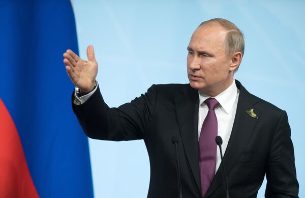 Президент РФ Владимир Путин во время пресс-конференции по итогам саммита лидеров «Группы двадцати» Президент РФ Владимир Путин во время пресс-конференции по итогам саммита лидеров «Группы двадцати»