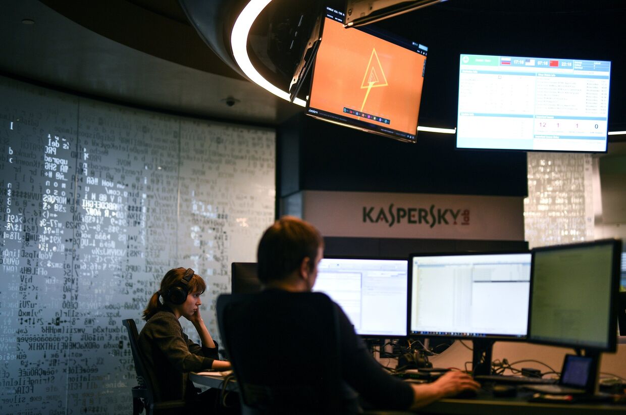 Сотрудники во время работы в компании «Лаборатория Касперского» в Москве