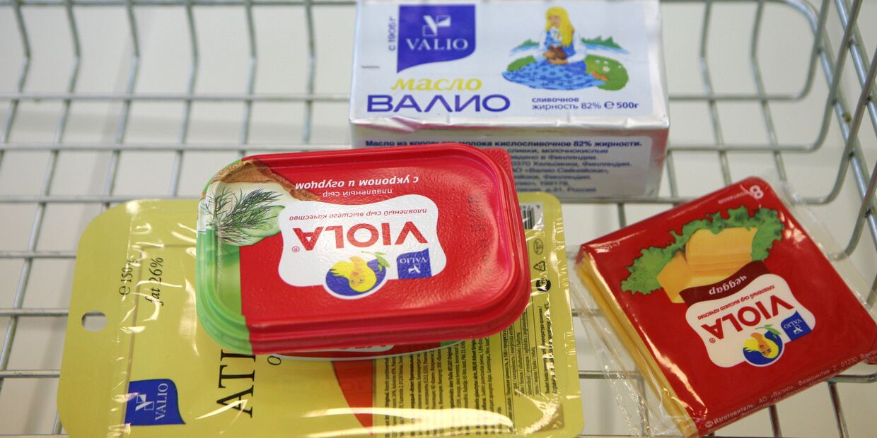 Плавленный сыр Виола марки Валио на прилавке в магазине
