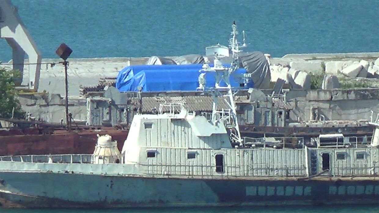 Оборудование под тентами в порту Феодосии
