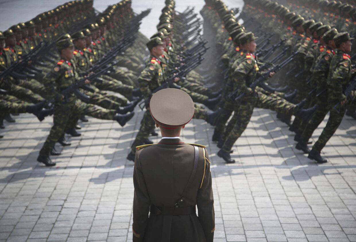 Парад на площади Ким Ир Сена в Пхеньяне