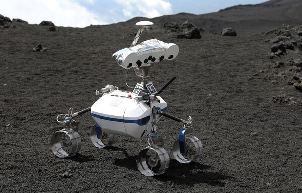 Робот на вулканической поверхности горы Этна в Италии