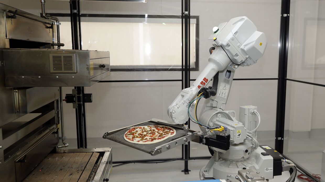 Робот в ресторане Zume Pizza в калифорнийском Маунтин-Вью