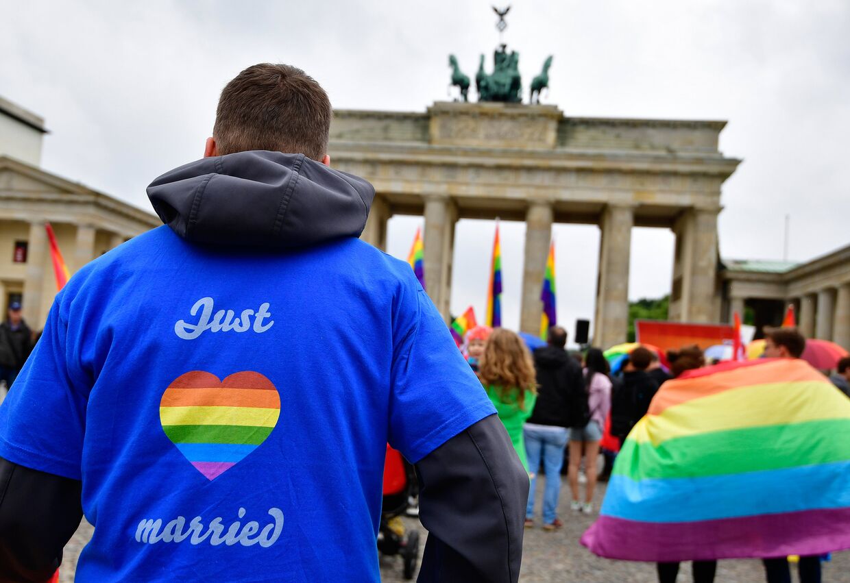 Митинг ЛГБТ сообщества перед Бранденбургскими воротами в Берлине
