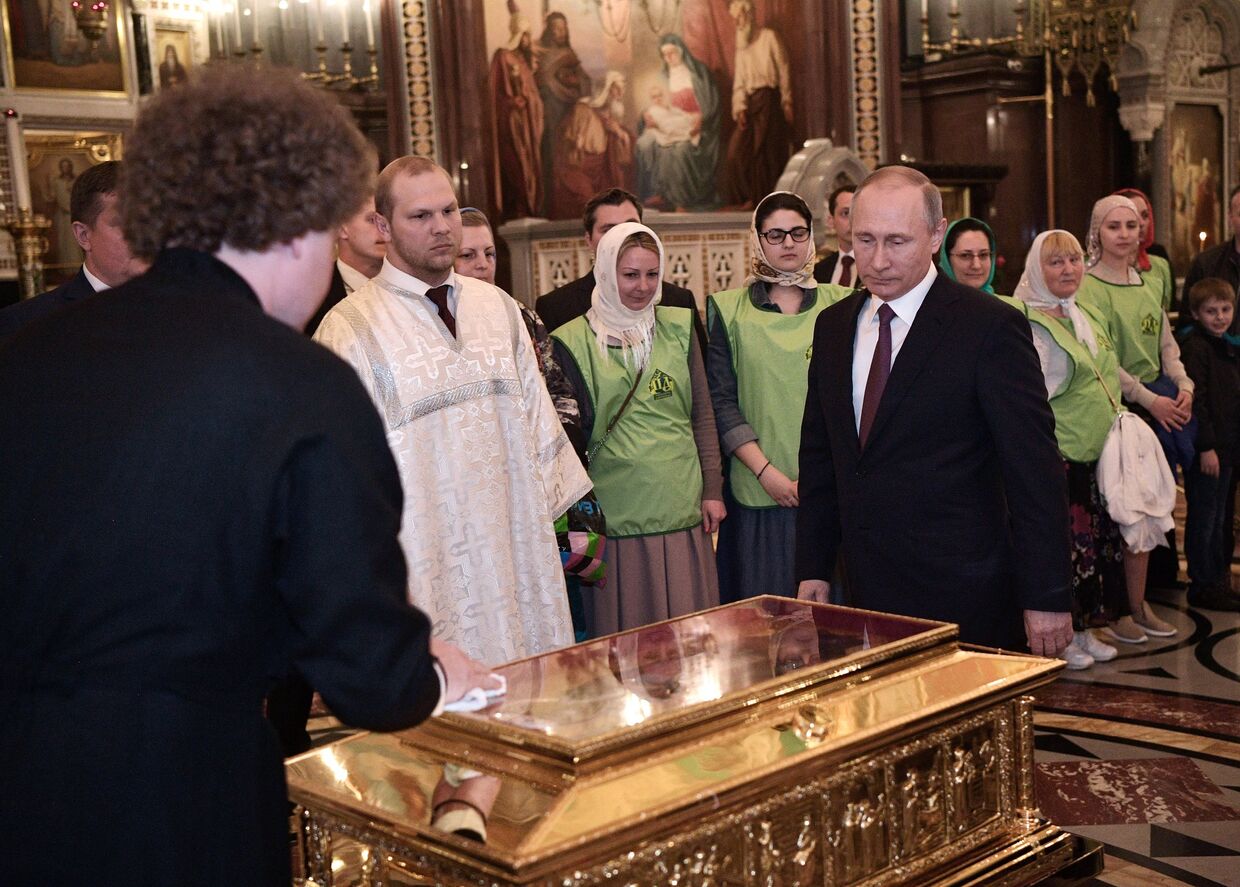 Президент РФ Владимир Путин во время посещения храма Христа Спасителя