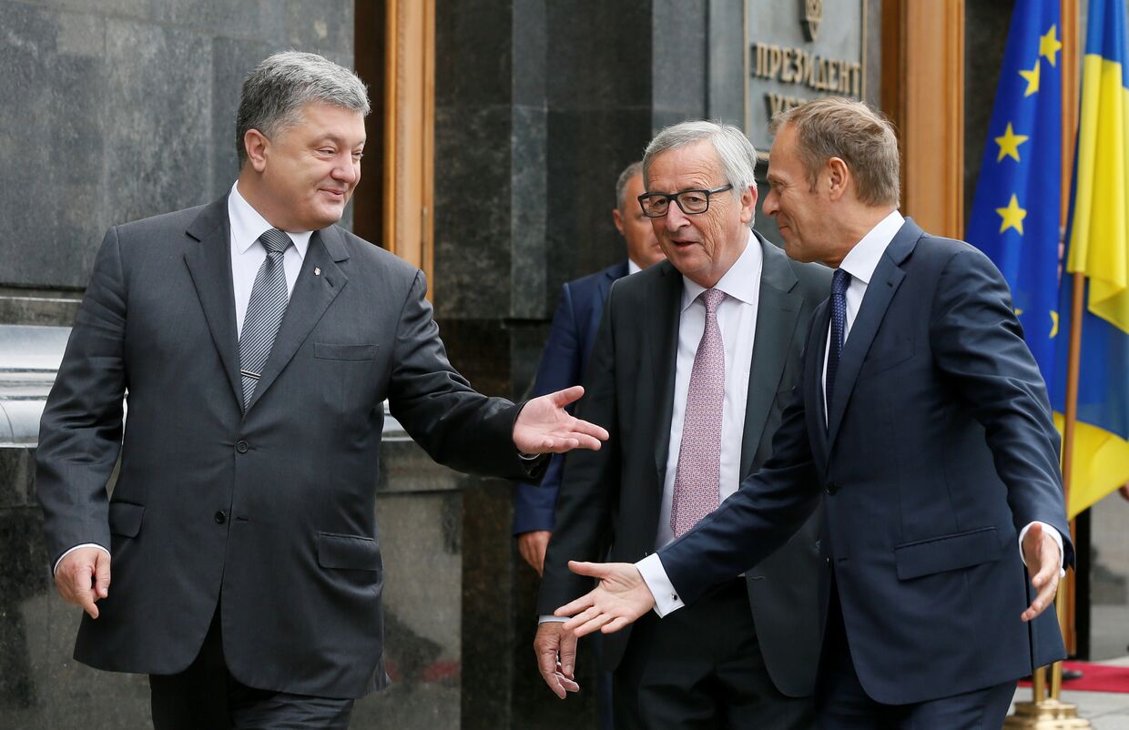 Президент Украины Петр Порошенко, председатель Еврокомиссии Жан-Клод Юнкер и председатель Европейского совета Дональд Туск