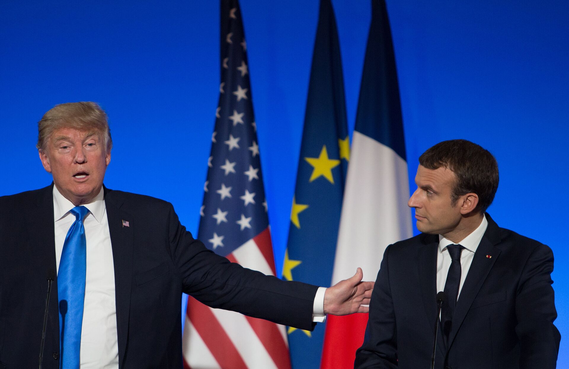 Президент США Дональд Трамп и президент Франции Эммануэль Макрон на совместной пресс-конференции в Париже. 13 июля 2017 - ИноСМИ, 1920, 15.10.2020