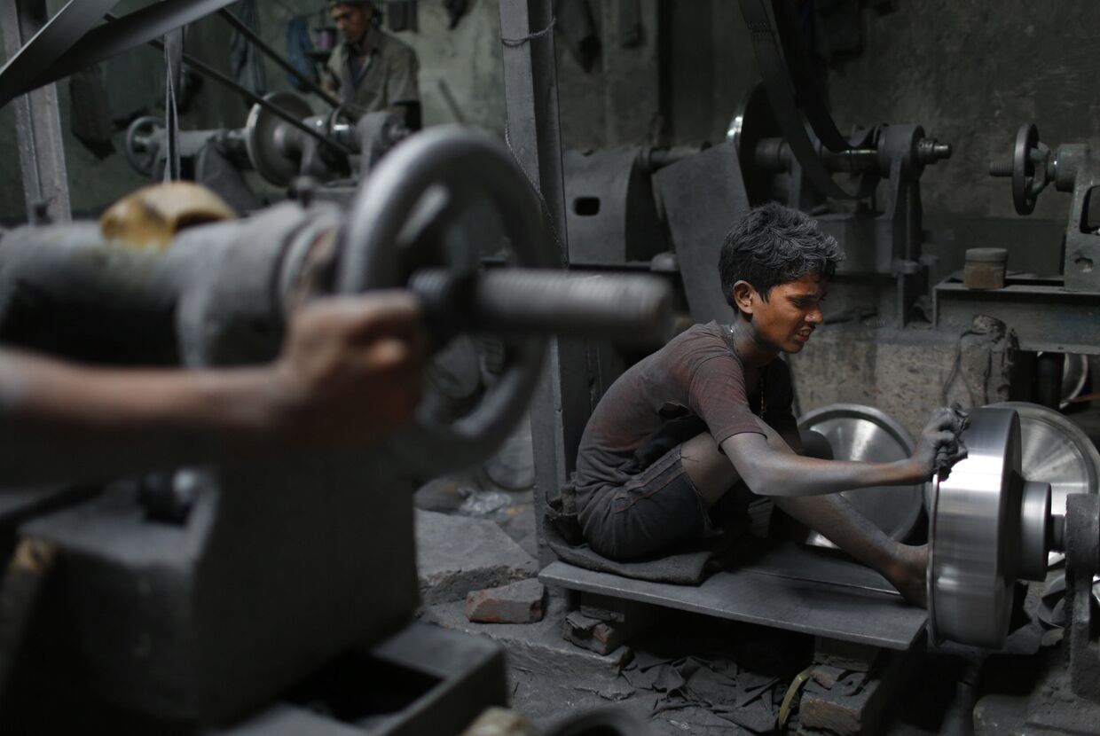 11-летний Низам работает на заводе по производству металлической посуды в Дакке, Бангладеш