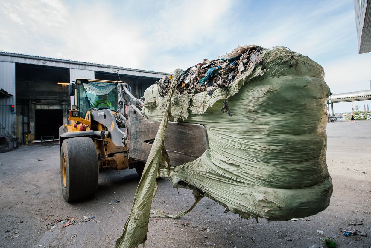 Уборка мусора на предприятии шведской энергетической компании Vattenfall в Уппсале, Швеция