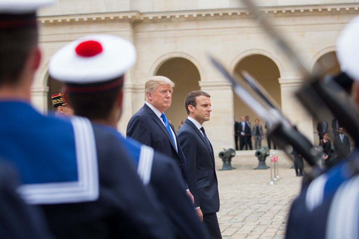 Президент США Дональд Трамп и президент Франции Эммануэль Макрон в Париже