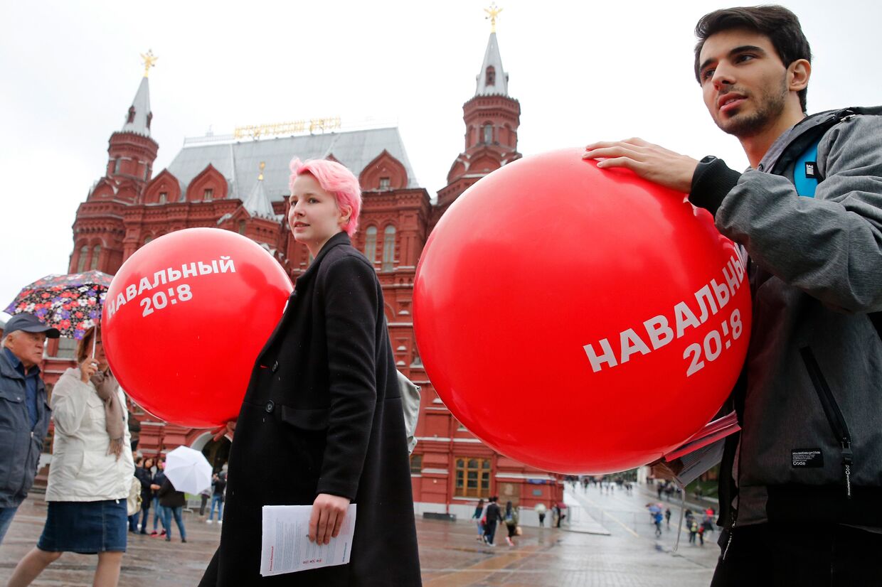 Сторонники Алексея Навального во время несанкционированной акции в центре Москвы