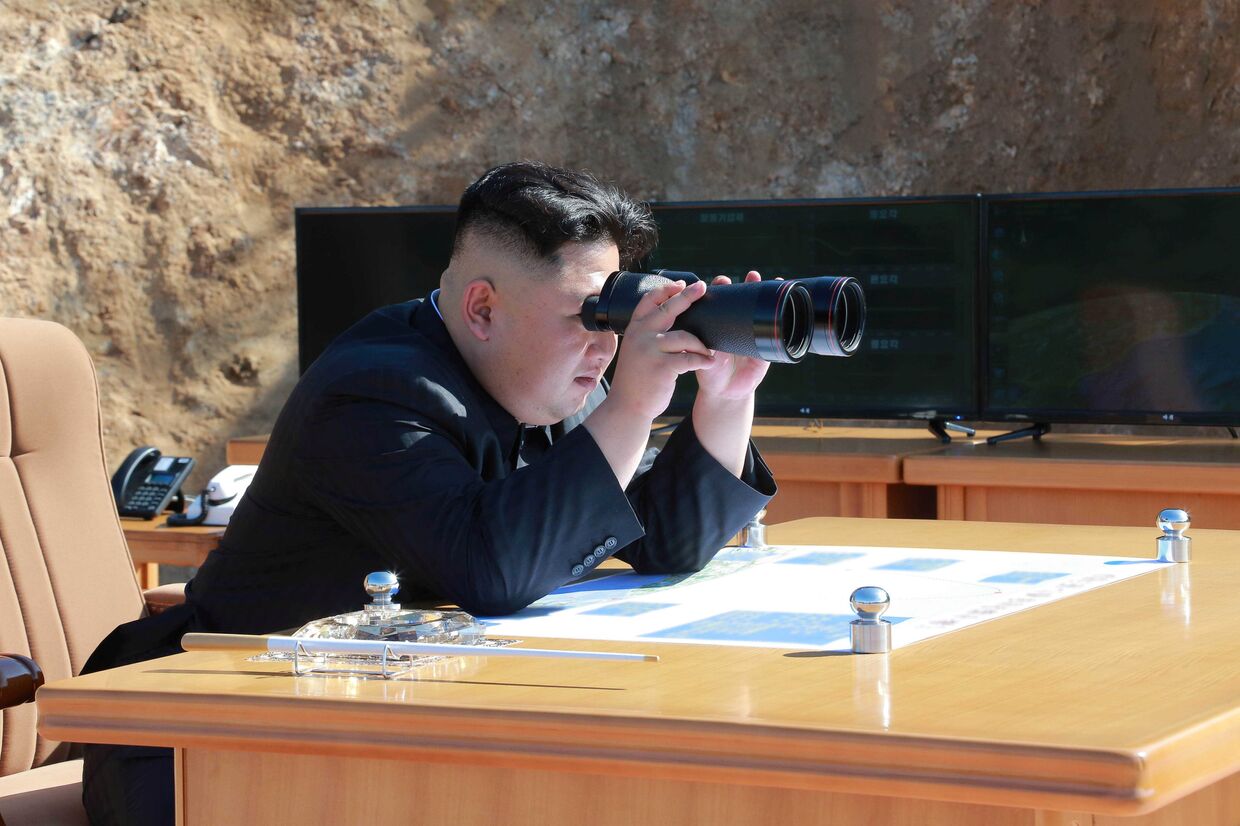 Северокорейский лидер Ким Чен Ын следит за испытанием межконтинентальных ракет
