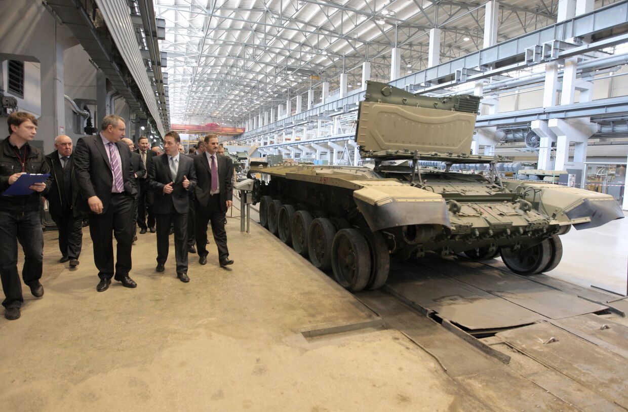 Вице-премьер России Дмитрий Рогозин во время посещения ОАО НПК Уралвагонзавод