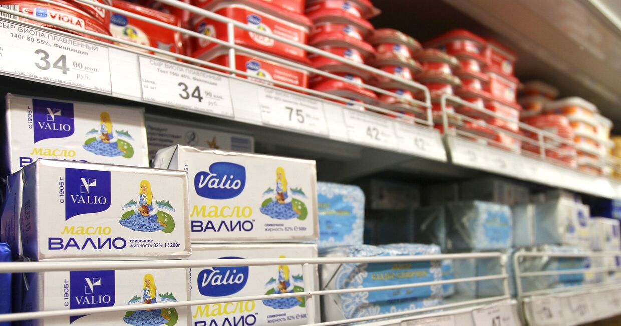Масло финской марки Валио на прилавке в магазине