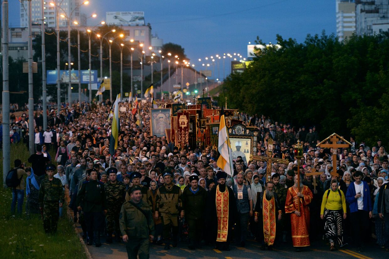 Верующие во время крестного хода в Екатеринбурге. 17 июля 2017